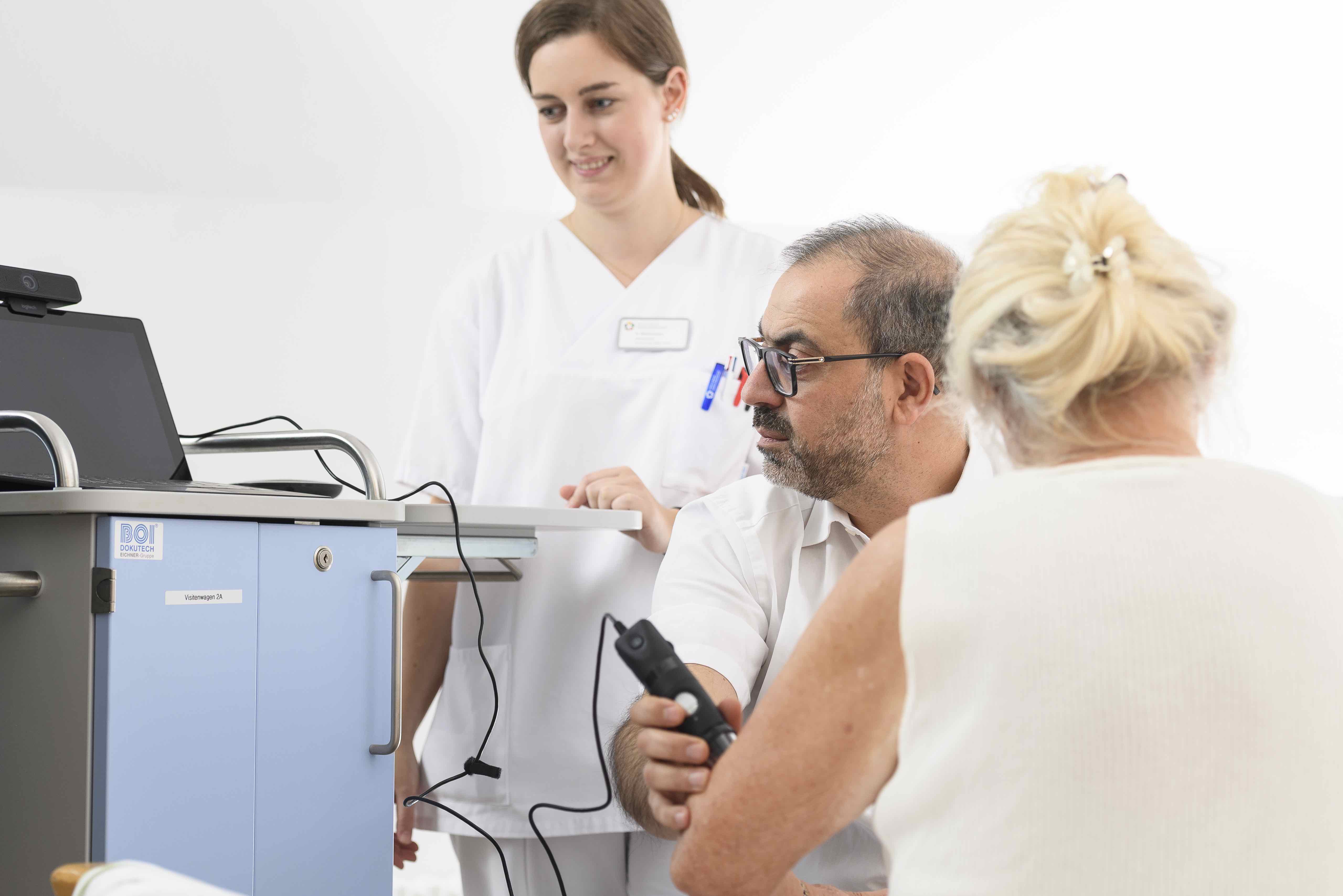 Von der neuen Technologie überzeugt: Hassan Soda, Leiter der Klinik für Neurologie und Neurologische Intensivmedizin/Stroke Unit am RHÖN-KLINIKUM Campus Bad Neustadt